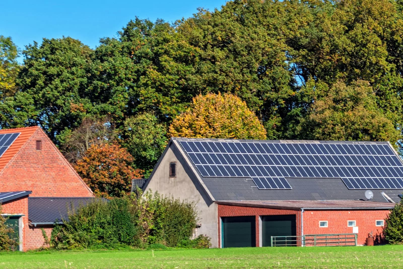Landwirtschaftliches Gebaeude mit Solaranlagen auf dem Dach