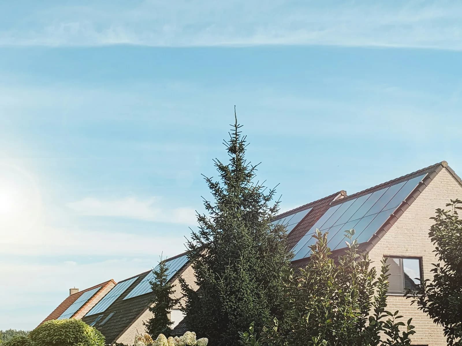 Wohnhaeuser mit Solaranlagen auf den Daechern